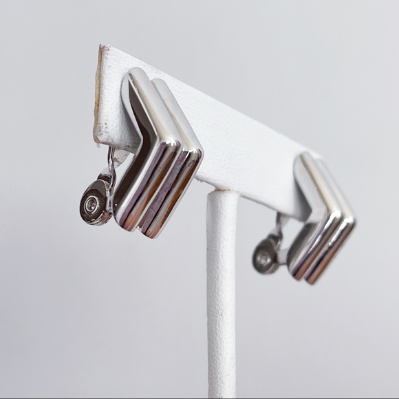 Monet Silver Tone Ribbed Pyramid Clip On Classic Earrings 1” - Picture 12 of 13